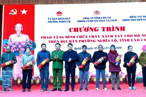 Trao tặng bình chữa cháy xách tay cho 50 hộ nghèo phường Nghĩa Lộ