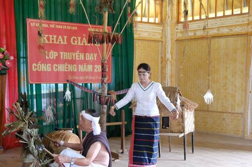 Những 'cây đại thụ' gìn giữ văn hóa Churu ở Tà Hine