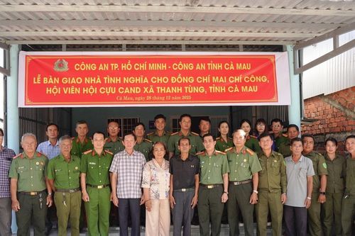 Cà Mau bàn giao 5 căn nhà tình nghĩa cho hội viên Hội Cựu Công an nhân dân