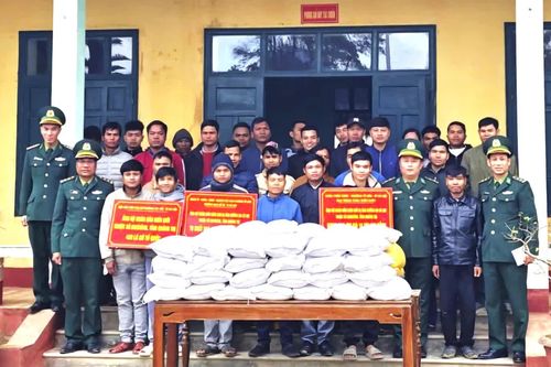 Trao tặng quà và cờ Tổ quốc cho người dân khu vực biên giới bị ảnh hưởng lũ lụt