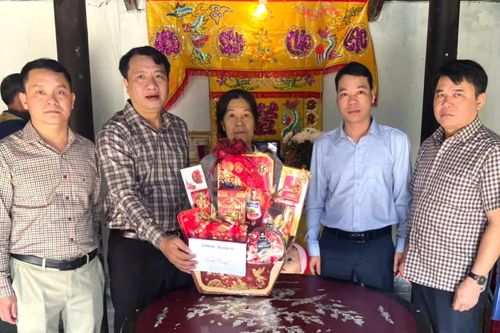 Xã Minh Hóa: Trao quà hỗ trợ đồng bào vùng lũ tại tỉnh Khánh Hòa