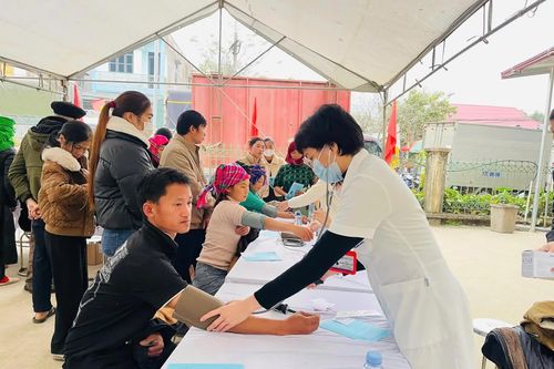 Bệnh viện Đại học Y Hà Nội tổ chức khám, chữa bệnh miễn phí cho gần 1.000 người dân xã Thuận Hòa