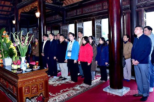 Các đơn vị phối hợp tổ chức về nguồn và tặng quà Tết tại Tuyên Quang