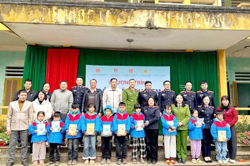 Tuyên truyền pháp luật và tặng quà 'Đông ấm cho em' tại xã Bằng Hành