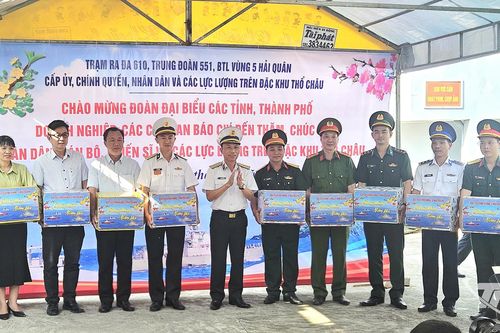 Thăm, chúc Tết quân, dân trên đảo Thổ Chu