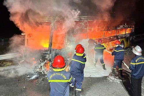 Xe khách bất ngờ bốc cháy khi lưu thông trên cao tốc Bắc - Nam qua Hà Tĩnh