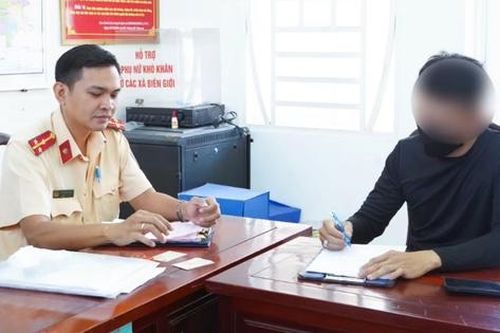 Dùng chân lái xe mô tô trên đường ven sông, thanh niên ở Đồng Nai bị tịch thu xe