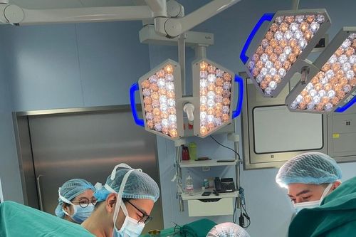 Tin quảng cáo chữa bệnh trĩ 'không đau - không phẫu thuật', một phụ nữ phải nhập viện