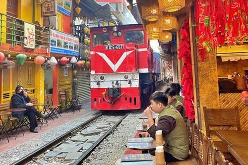 Vì sao không gian cà phê đường tàu Hà Nội vẫn hút du khách?