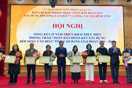 Khen thưởng 9 tập thể và 14 hộ gia đình có thành tích xuất sắc trong thực hiện phong trào thi đua 'Toàn dân đoàn kết xây dựng đời sống văn hóa' giai đoạn 2001 - 2025