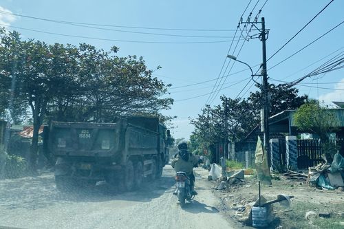 'Binh đoàn' xe tải cày nát Tỉnh lộ 607B, 'bão bụi' tra tấn dân cả ngày lẫn đêm