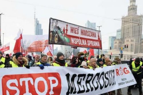 EU thông qua thỏa thuận gây tranh cãi với Mercosur