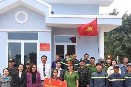 Cảnh sát cơ động Tây Nguyên bàn giao những ngôi nhà đầu tiên trong Chiến dịch Quang Trung