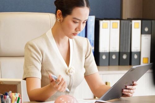 Nhan sắc thăng hạng và gu thời trang ấn tượng của Huyền Lizzie trong 'Cách em 1 milimet'