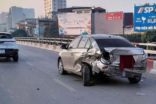Hà Nội: Ô tô con gây tai nạn liên hoàn khiến 1 người tử vong lúc sáng sớm