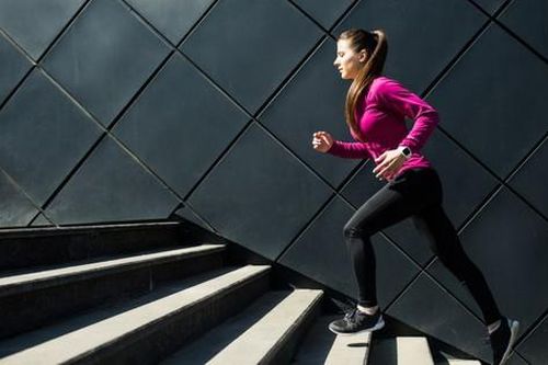 Bí quyết leo cầu thang để đốt mỡ mà không hại khớp gối