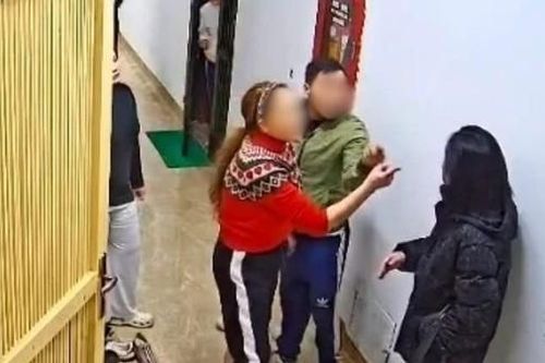 Triệu tập người phụ nữ hành hung hàng xóm tại hành lang chung cư