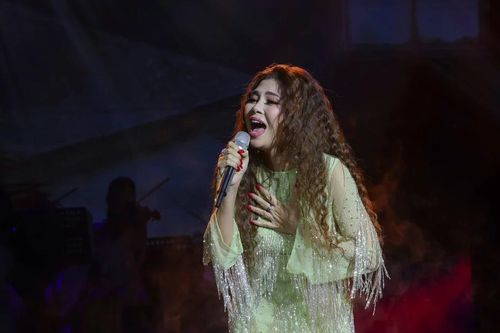 Ngọc Anh 3A song ca với Hồng Nhung trên sân khấu 'Hoài niệm'