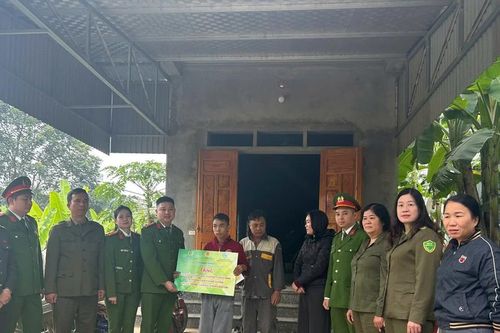 Công an phường Long Biên mang hơi ấm lên vùng cao