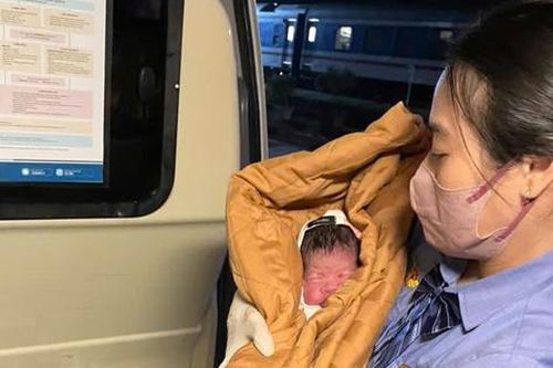 Sản phụ sinh bé trai trên tàu hỏa trong đêm