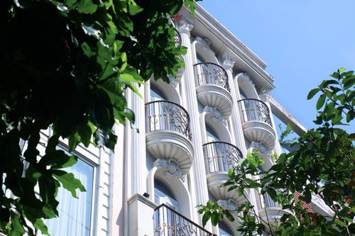 Đổ tiền mua nhà phố TP.HCM cho thuê căn hộ dịch vụ