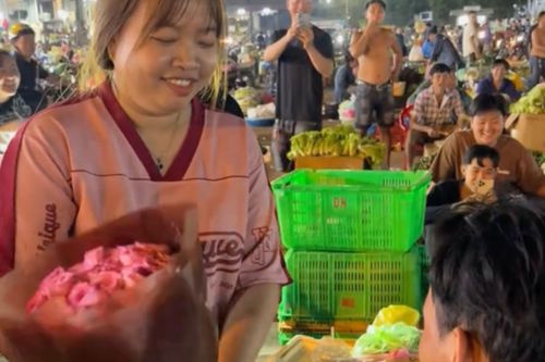 Màn cầu hôn rạng sáng ở chợ TP.HCM gây sốt trên mạng xã hội