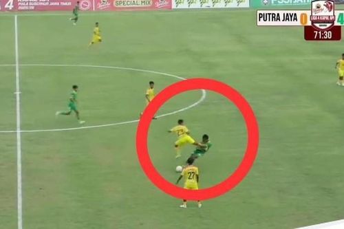 Cầu thủ Indonesia bị cấm suốt đời vì cú đá kinh hoàng