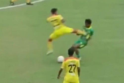 Cầu thủ Indonesia bỏ bóng đá người