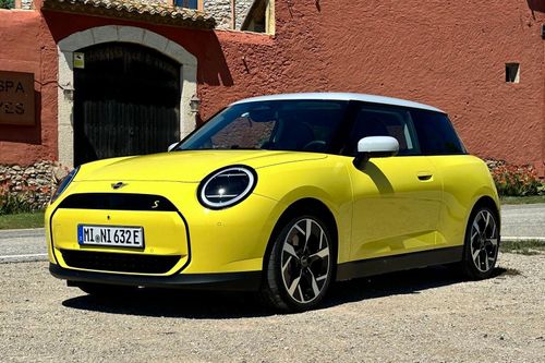 Doanh số tập đoàn BMW tăng nhẹ năm 2025 nhờ MINI