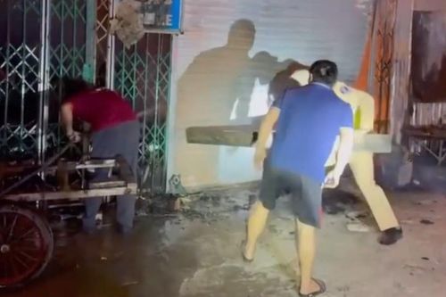 Video CSGT hỗ trợ giải cứu 11 người thoát ra khỏi đám cháy nhà trong đêm