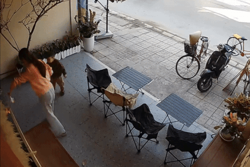 Nhân viên 'đốt vía' ở quán cà phê, lửa bùng lên trong tích tắc
