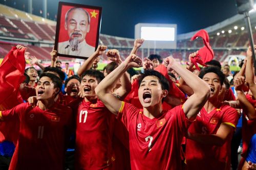 Có gì phía sau hào quang của bóng đá Việt?
