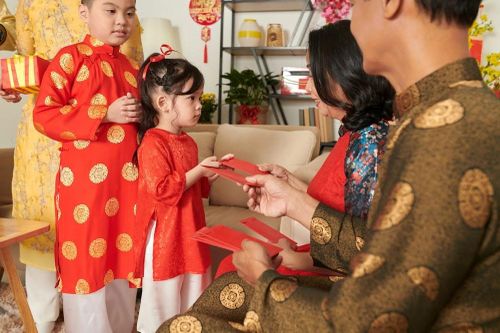 Cứ gần Tết lại đau đầu chuyện cũ: 'Tịch thu' hay để con tự giữ tiền lì xì? Quyết định của cha mẹ có thể theo con cả đời