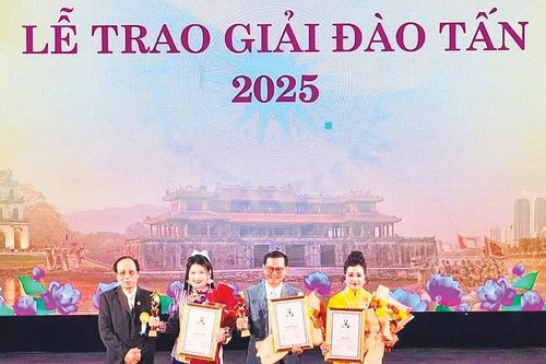 Tôn vinh những người 'giữ lửa' văn hóa dân tộc