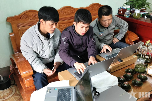 Trao máy tính về thôn, mở 'cánh cửa số' từ cơ sở ở vùng cao Tát Ngà