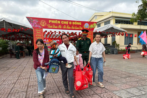 Tổng cục Hậu cần-Kỹ thuật tặng 600 suất quà Tết cho người dân xã Vạn Tường