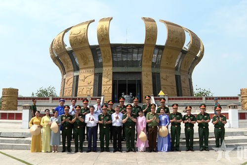 Đoàn công tác Quân ủy Trung ương, Bộ Quốc phòng dâng hương tại Đền thờ Vua Hùng