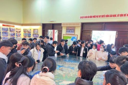 Gần 900 học sinh 'chạm' lịch sử tại căn cứ lõm B1 Hồng Phước