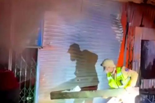 Cảnh sát giao thông kịp thời phá cửa, cứu 11 người thoát khỏi đám cháy