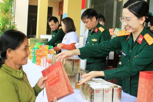 Khám bệnh, cấp thuốc miễn phí cho 600 người dân Quảng Ngãi