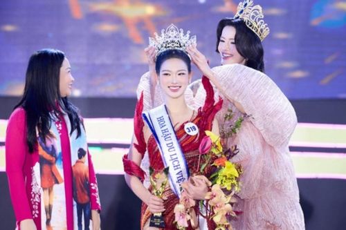 Chinh phục Ban giám khảo bởi phần ứng xử song ngữ xuất sắc, cô gái Hà Nội đăng quang Hoa hậu Du lịch Việt Nam 2026