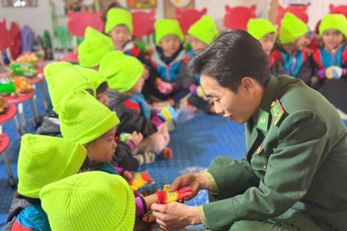 Bộ đội Biên phòng chung tay chăm lo Tết cho nhân dân khu vực biên giới