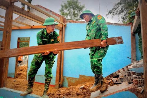Mang mùa xuân đến với người dân vùng lũ