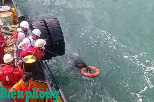 Đồn Biên phòng Dung Quất tiếp nhận ngư dân bị nạn trên biển