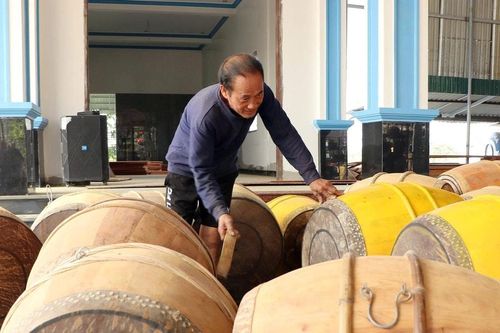 Rộn ràng làng nghề làm trống dịp cuối năm