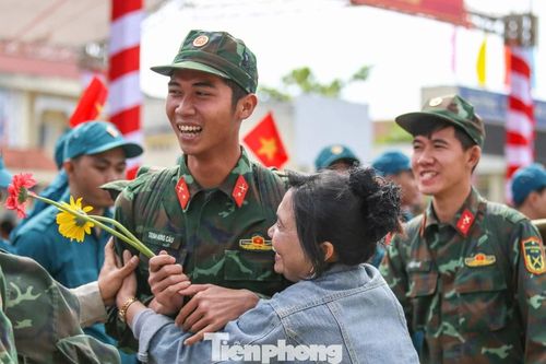 Bịn rịn phút chia tay bộ đội