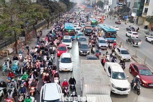 Ùn tắc kéo dài trong ngày đầu tổ chức lại giao thông nút Giải Phóng - Nguyễn Hữu Thọ