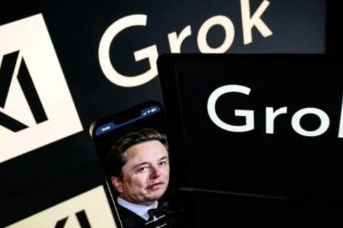 Tỷ phú Elon Musk gọi Anh là 'đảo nhà tù' giữa tranh cãi vì ảnh cởi đồ