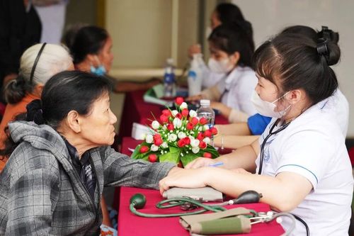 Khám bệnh, cấp phát thuốc miễn phí cho hàng trăm người dân tại Huế