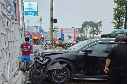 Ô tô lao nhanh vào giao lộ Thủ Đức hất văng nhiều xe máy